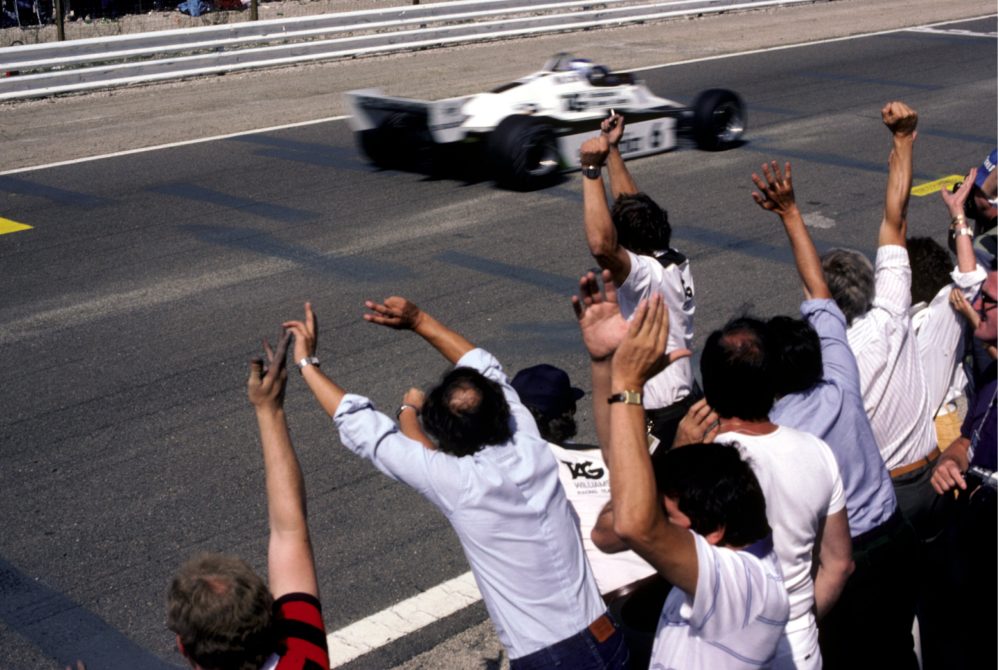 L'équipe Williams célèbre la victoire de Keke Rosberg (FIN) sur la Williams FW08, qui remporte sa première victoire en GP et la seule victoire de sa saison de championnat.