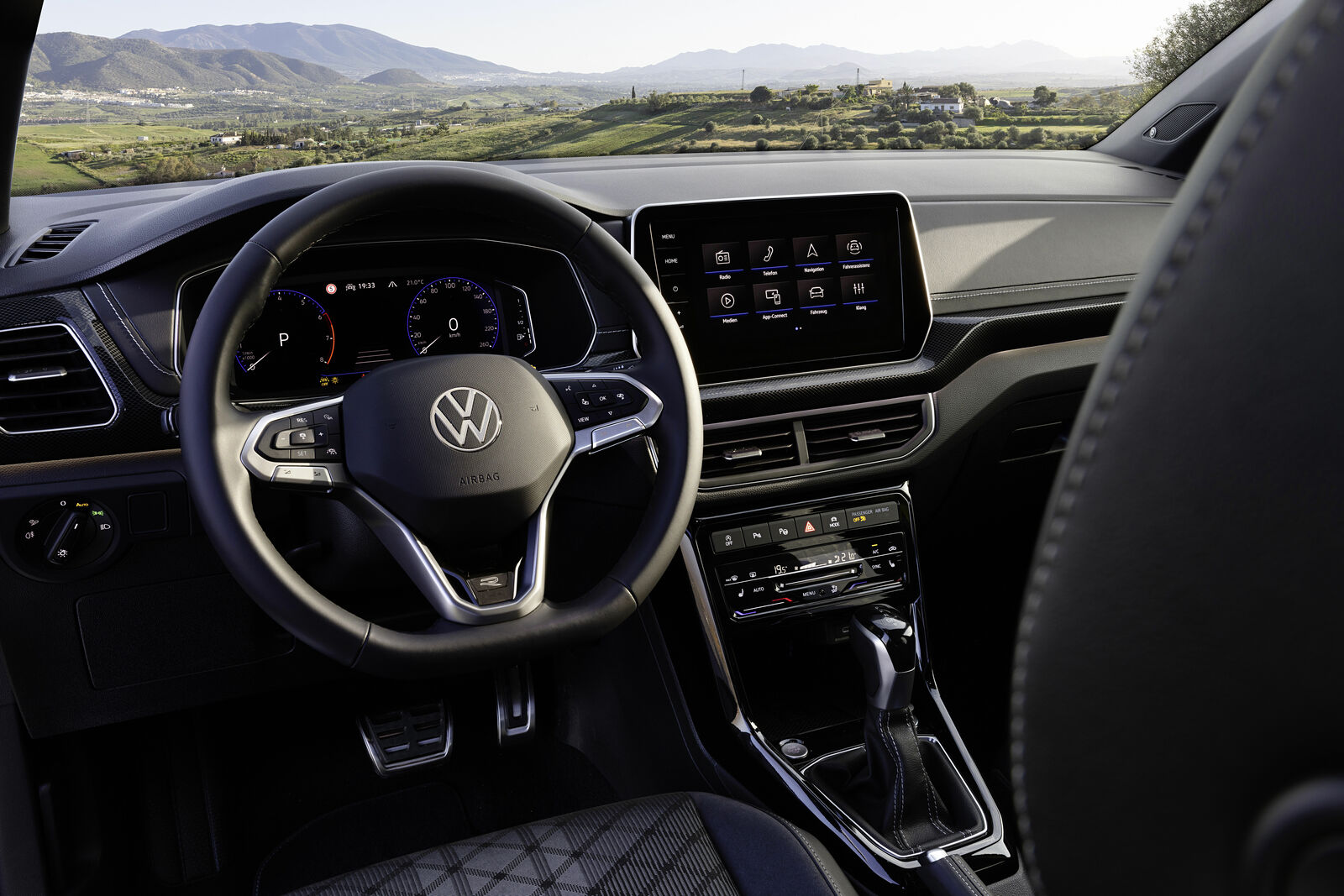 Le système d'info-divertissement du Volkswagen T-Cross a eu des problèmes de logiciels et de gel, notamment avec les fonctions de navigation et de connectivité.