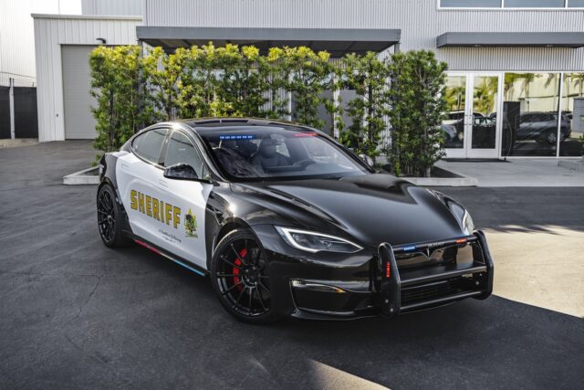 Ce Tesla Model S Plaid de la police, avec ses