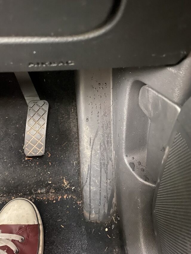 Le plancher du conducteur dans le Volkswagen T-Cross se mouille.