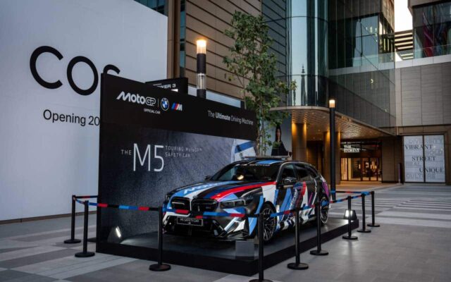 BMW surprend les fans avec la voiture de sécurité familiale
