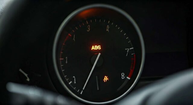 1745888540-voyant-abs-allume-est-ce-dangereux-de-rouler.jpg Voyant ABS allumé : est-ce dangereux de rouler ?